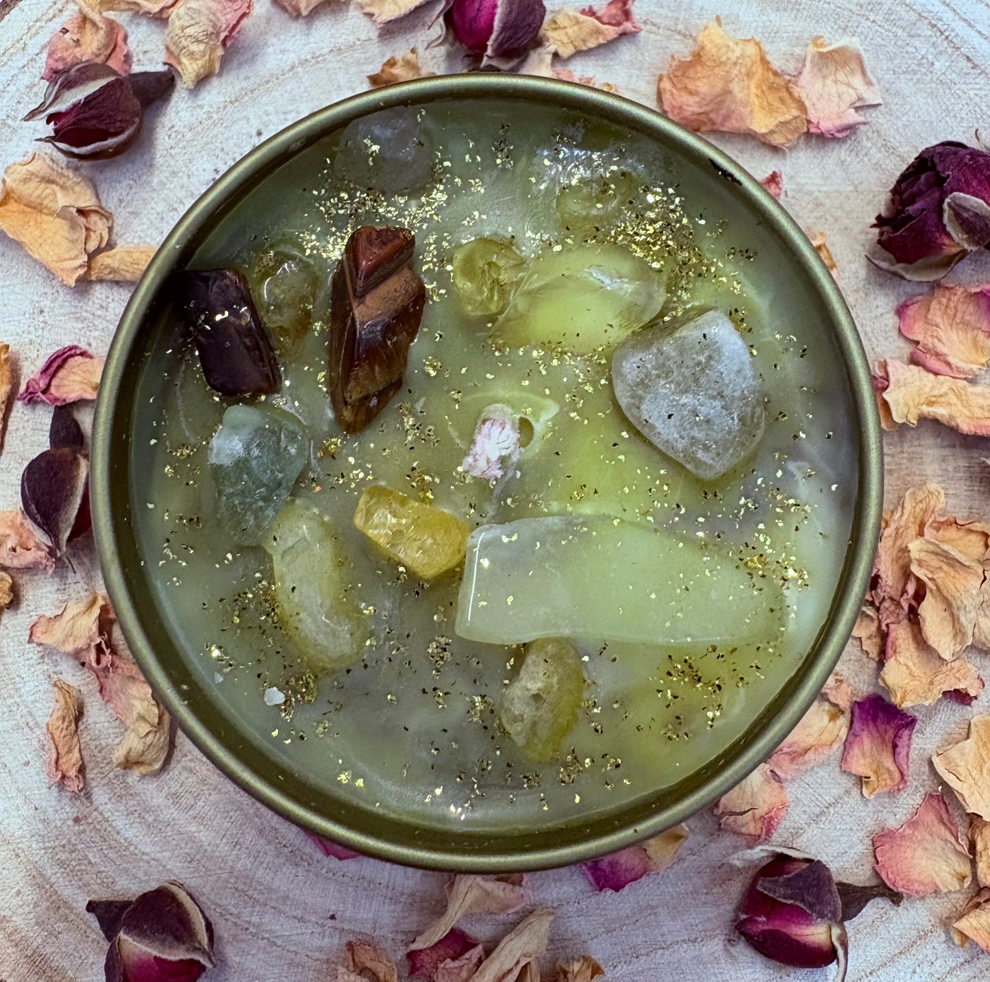 Wonderfully Wealthy Crystal Candle – Citrine, Tiger’s Eye, Green Aventurine & Clear Quartz | Soy Wax